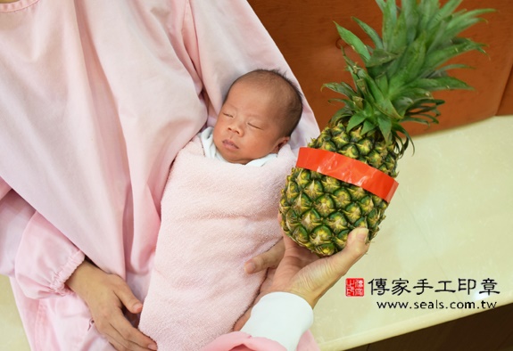 方弟弟(新北中和區到府嬰兒寶寶滿月剃頭理髮、免費到府嬰兒剃胎毛儀式吉祥話)。到府剃頭剃胎毛主持、專業拍照、DVD光碟、證書。★購買「臍帶章、肚臍章、胎毛筆刷印章」贈送：剃頭、收涎、抓周，三選一。2015.11.19 照片14